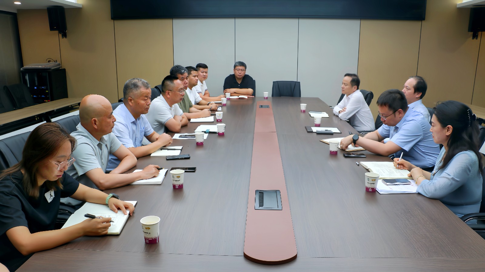 中陜核集團(tuán)黨委書記、董事長(zhǎng)朱華平到二一四隊(duì)調(diào)研